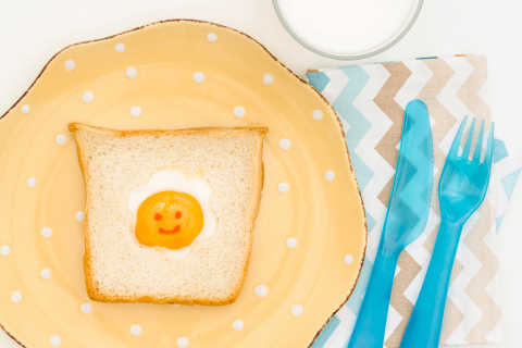 黄色い水玉柄の皿と、水色のプラスチックのカラトリー