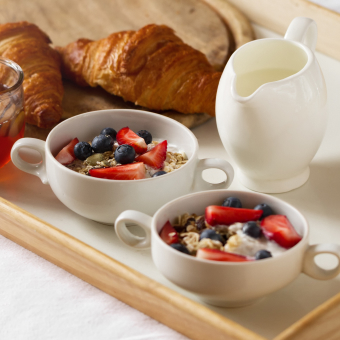 クロワッサンとフルーツヨーグルトの朝食