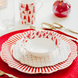 クリスマスの雰囲気漂う赤いテーブルウェアセット