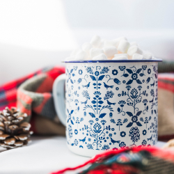 紺色の柄の入った白いマグカップ