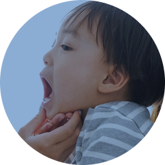 子供の葉の診察中の写真